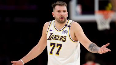 戴伟浚晒出席活动照：2025年一切顺利！.